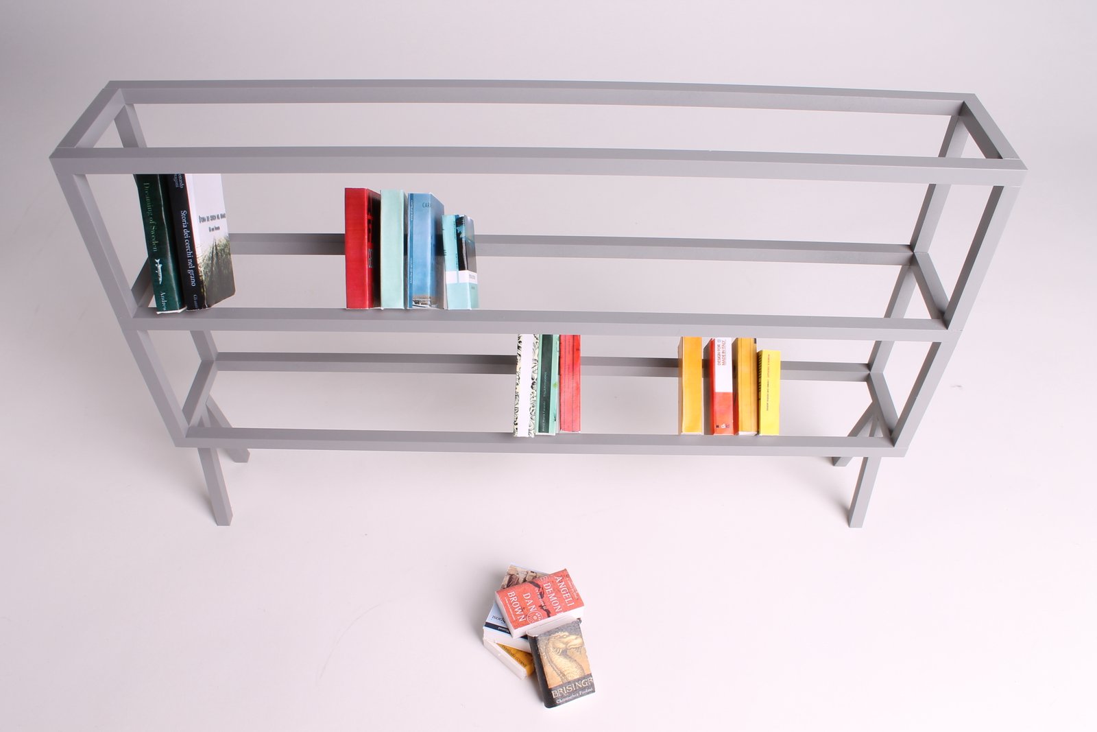 vista frontale alta della libreria